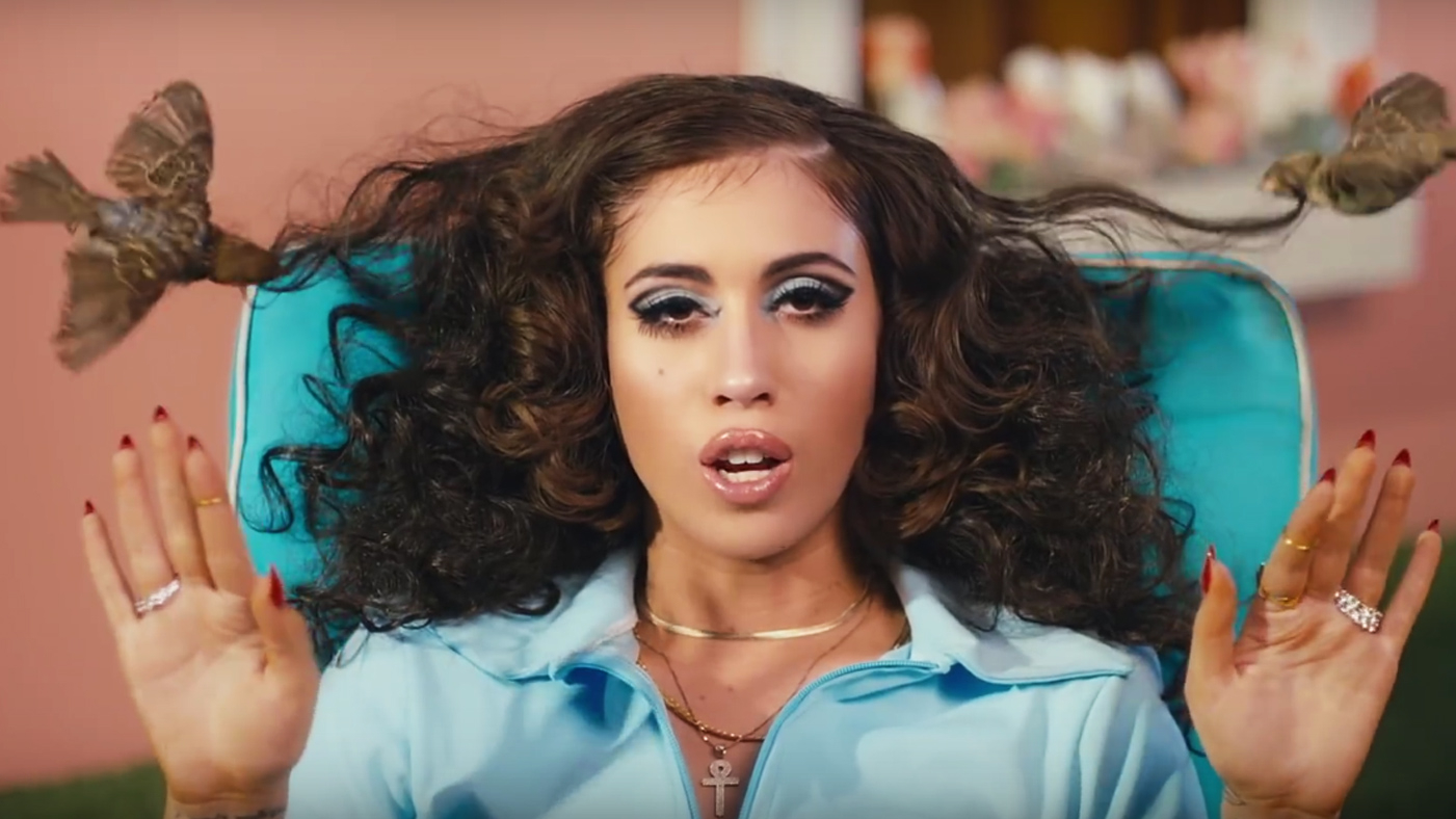 Kali Uchis comparte el video de su exitoso single: “Telepatía”  - Dark Impala